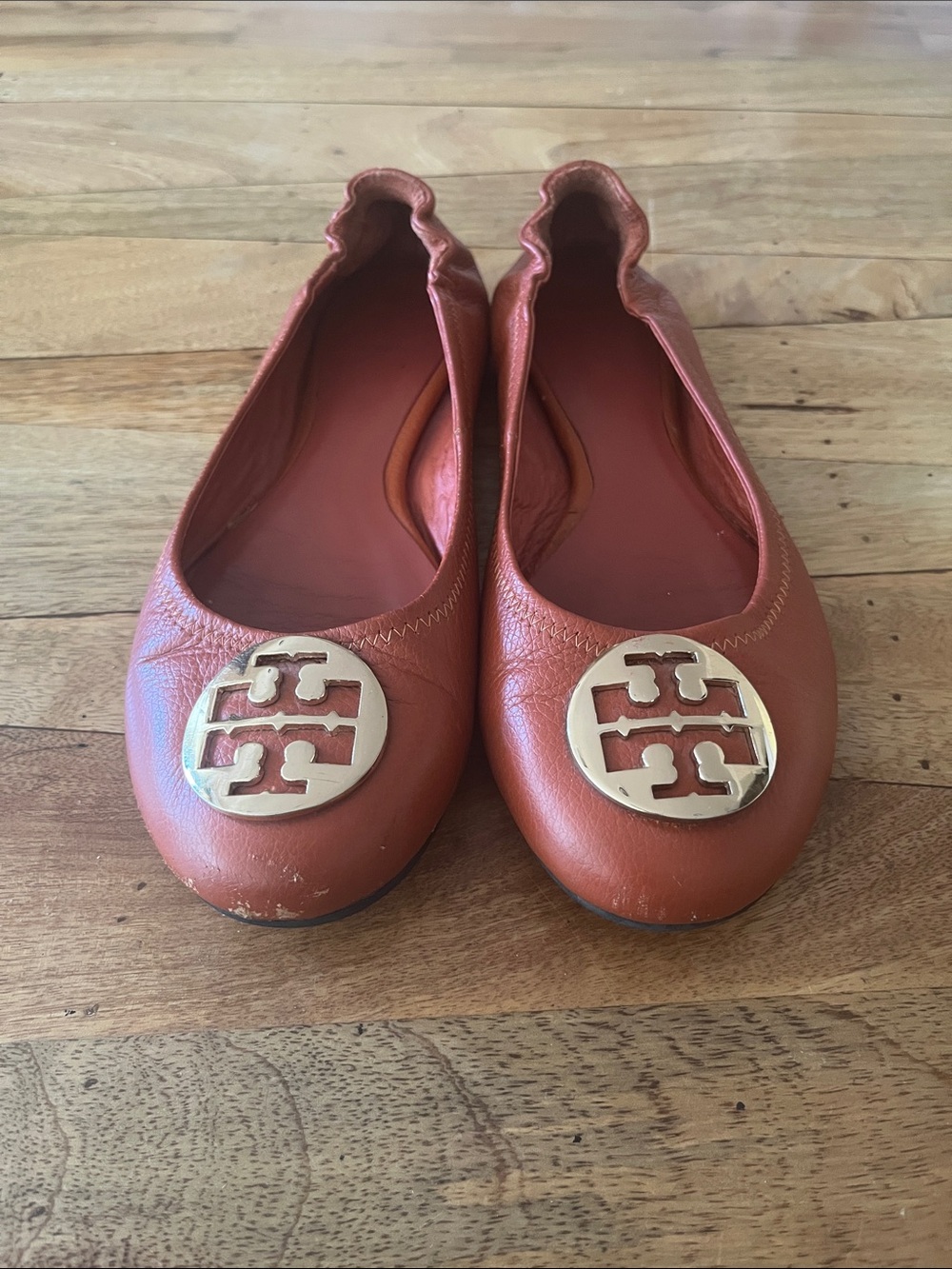 TORY BURCH MINNIE TRAVEL LEATHER BALLET FLATS ROYAL TAN / GOLD EU 39
U.S. 7.5 8